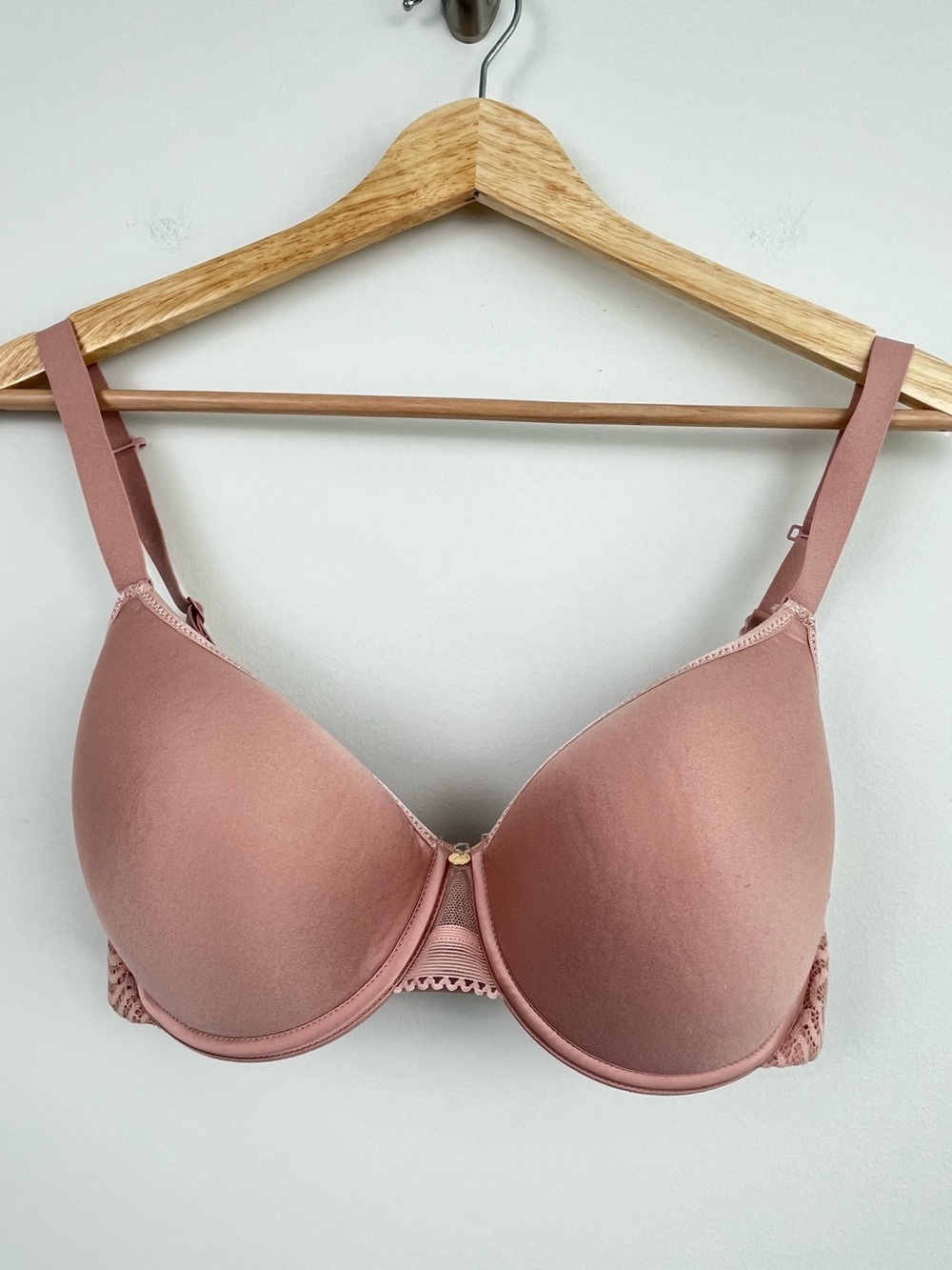 Chantelle beige underwire j-hook lace trimmed bra, size US 32DD.